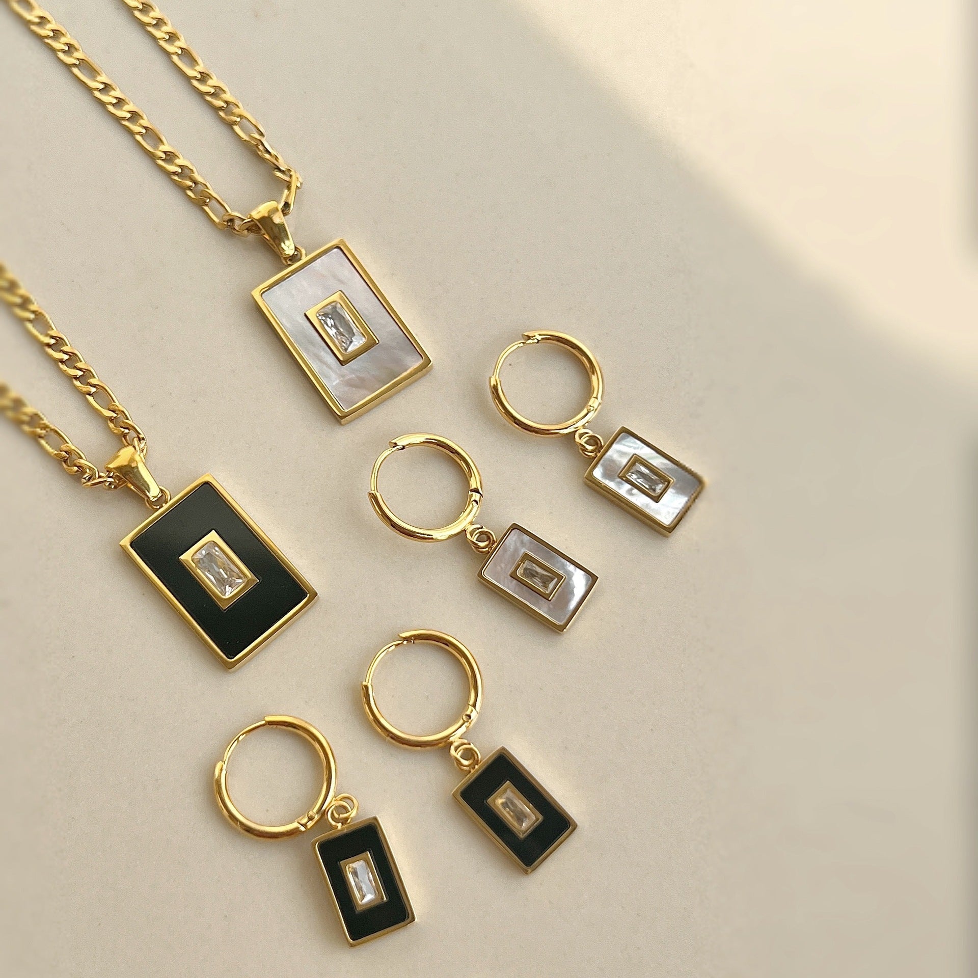 Vintage 18K Gold Plated Titanium Square Shell Zircon Necklace Jewelry Set Île papillon